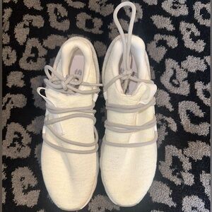 Lightly worn sorel tennis shoes size 8